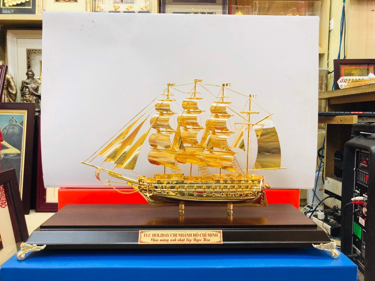 mô hình thuyền mạ vàng do quà tặng Thiên Việt sản xuất để làm quà tặng tri ân khách hàng